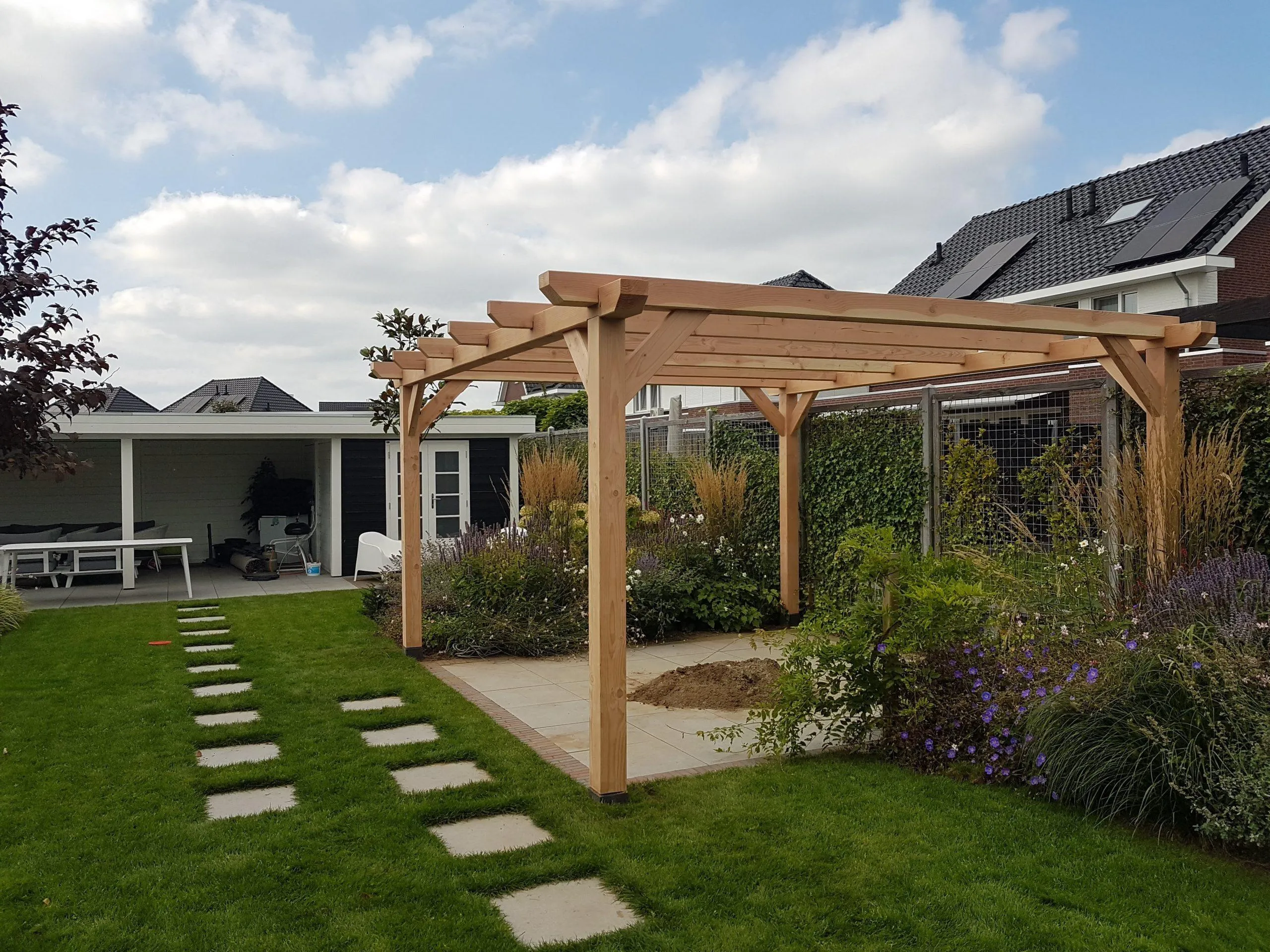 Pergola van MK Woodworks in de tuin